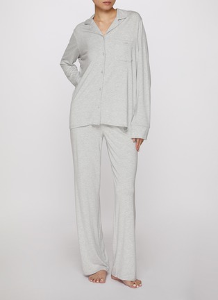 模特儿示范图 - 点击放大 - SKIMS - SKIMS SLEEP 长袖长裤睡衣套装