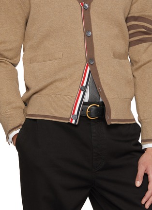模特儿示范图 - 点击放大 - THOM BROWNE - Round Buckle Grained Leather Belt
