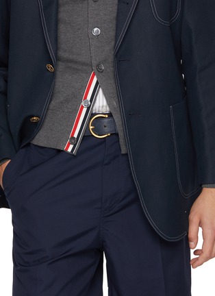 模特儿示范图 - 点击放大 - THOM BROWNE - Round Buckle Grained Leather Belt