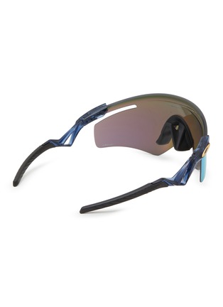 模特儿示范图 - 点击放大 - OAKLEY - QNTM Kato™  Prizm Single Lens Sunglasses