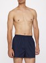 模特儿示范图 - 点击放大 - SKIMS - COTTON POPLIN 松紧腰短裤三件套