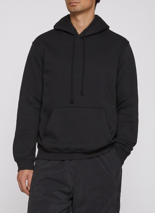 模特儿示范图 - 点击放大 - SKIMS - FLEECE LOUNGE 宽松连帽套头衫