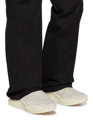 模特儿示范图 - 点击放大 - RICK OWENS - 男款 GETH 皮革高帮运动鞋