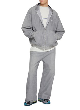 模特儿示范图 - 点击放大 - BALENCIAGA - Oversized Medium Wash Baggy Jeans
