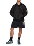 模特儿示范图 - 点击放大 - BALENCIAGA - Uniform Badge Elasticated Shorts