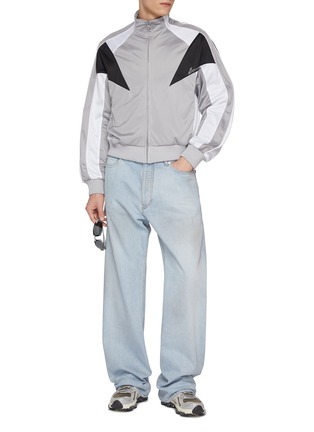 模特儿示范图 - 点击放大 - BALENCIAGA - Light Wash Distressed Back Denim Jeans
