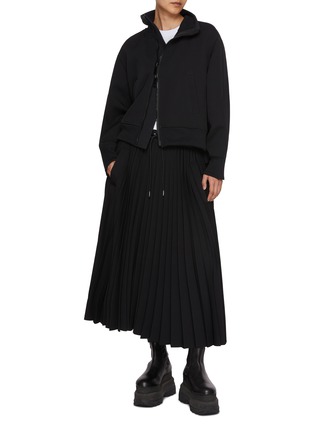 模特儿示范图 - 点击放大 - SACAI - Matelassé Twill Pleated Drawstring Skirt