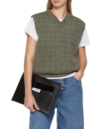 模特儿示范图 - 点击放大 - MM6 MAISON MARGIELA - LOGO 设计皮革收纳袋