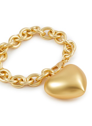 细节 - 点击放大 - ROXANNE ASSOULIN - Puffy Heart Gold Pleated Brass Bracelet