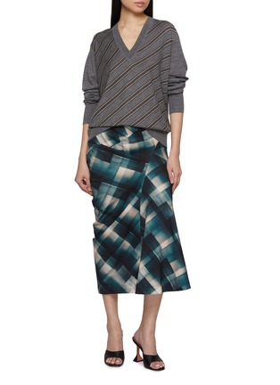 模特儿示范图 - 点击放大 - DRIES VAN NOTEN - TISHANA 条纹 V 领羊毛针织衫