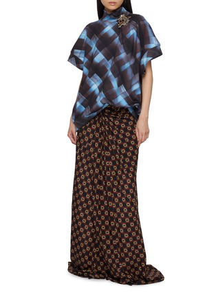 模特儿示范图 - 点击放大 - DRIES VAN NOTEN - 扭结印花加长半身裙