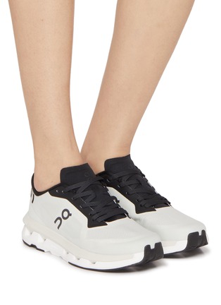 模特儿示范图 - 点击放大 - ON - Cloudzone Women's Sneakers
