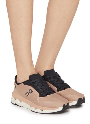 模特儿示范图 - 点击放大 - ON - Cloudzone Women's Sneakers