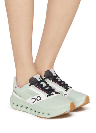 模特儿示范图 - 点击放大 - ON - Cloudsurfer Next Z5 Women's Sneakers
