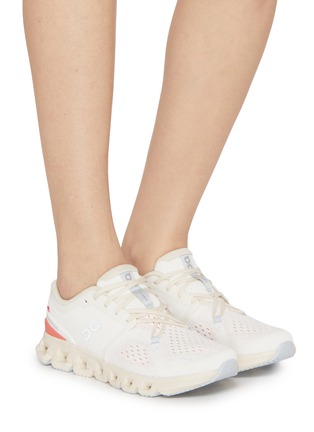 模特儿示范图 - 点击放大 - ON - Cloud X 4 Women's Sneakers