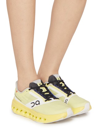模特儿示范图 - 点击放大 - ON - Cloudsurfer Next Z5 Women's Sneakers
