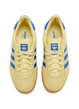 模特儿示范图 - 点击放大 - ADIDAS - 女款 GAZELLE INDOOR 绒面皮运动鞋