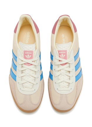 模特儿示范图 - 点击放大 - ADIDAS - 女款 GAZELLE INDOOR 绒面皮运动鞋