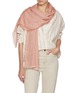 模特儿示范图 - 点击放大 - LANE’S - The New H Modal Silk Cashmere Shawl