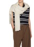 模特儿示范图 - 点击放大 - LANE’S - The New H Modal Silk Cashmere Shawl