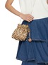 模特儿示范图 - 点击放大 - ROSANTICA - Nodo Crystal Bag Charm