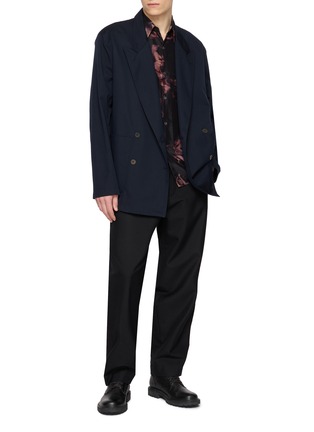 模特儿示范图 - 点击放大 - DRIES VAN NOTEN - Clasen Flower Print Silk Shirt