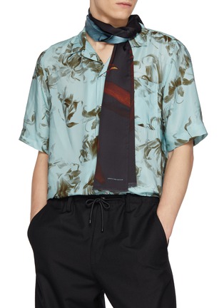 模特儿示范图 - 点击放大 - DRIES VAN NOTEN - Fabel Floral Print Scarf