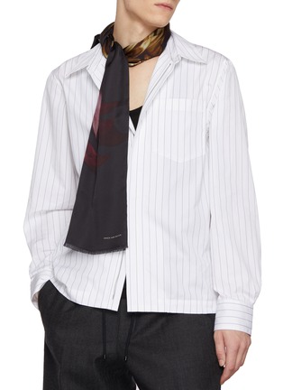 模特儿示范图 - 点击放大 - DRIES VAN NOTEN - Fabel Floral Print Scarf