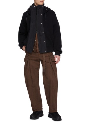 模特儿示范图 - 点击放大 - SACAI - Belted Medium Wash Cargo Jeans