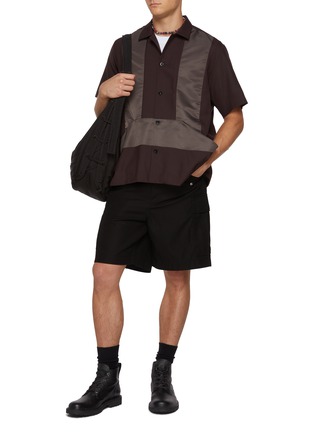 模特儿示范图 - 点击放大 - SACAI - Front Pocket Nylon Insert Shirt