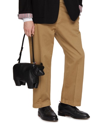 模特儿示范图 - 点击放大 - THOM BROWNE - Bear Baguette Pebble Grain Leather  Bag