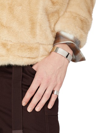 模特儿示范图 - 点击放大 - MM6 MAISON MARGIELA - Embossed Logo Brass Ring