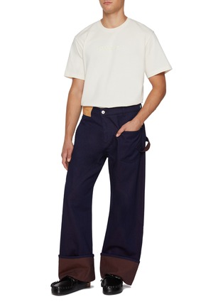 模特儿示范图 - 点击放大 - JW ANDERSON - Twisted Turn Up Dark Wash Workwear Jeans