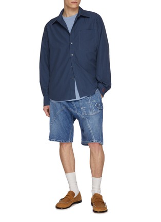 模特儿示范图 - 点击放大 - JW ANDERSON - Twisted Light Wash Denim Workwear Shorts