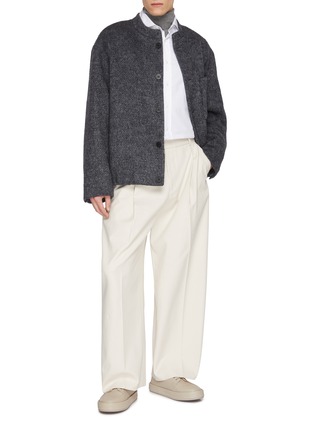模特儿示范图 - 点击放大 - STUDIO NICHOLSON - Pleated Curved Cotton Pants