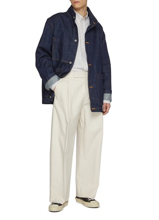 模特儿示范图 - 点击放大 - STUDIO NICHOLSON - Stand Collar District Denim Jacket
