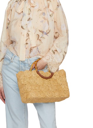 模特儿示范图 - 点击放大 - SENSI STUDIO - Scalloped Straw Beach Basket Bag