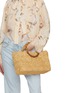 模特儿示范图 - 点击放大 - SENSI STUDIO - Scalloped Straw Beach Basket Bag