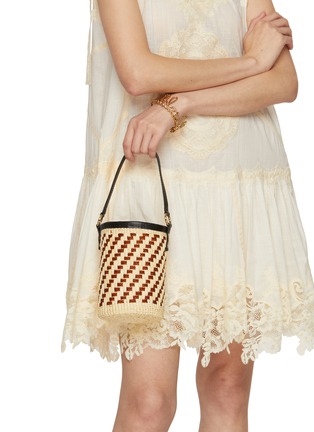 模特儿示范图 - 点击放大 - SENSI STUDIO - Two Tone Woven Straw Basket Bag