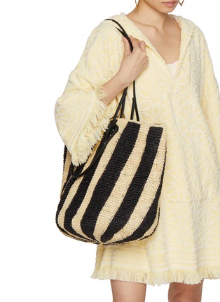 模特儿示范图 - 点击放大 - SENSI STUDIO - Striped Straw Tote Bag
