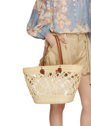 模特儿示范图 - 点击放大 - SENSI STUDIO - Open Weave Straw Beach Backet Bag