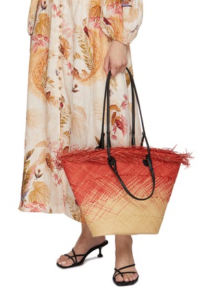 模特儿示范图 - 点击放大 - SENSI STUDIO - Medium Frayed Border Straw Basket Bag