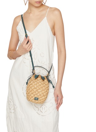 模特儿示范图 - 点击放大 - ANYA HINDMARCH - Pineapple Raffia Eco Leather Crossbody Bucket Bag