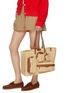模特儿示范图 - 点击放大 - ANYA HINDMARCH - Holiday Raffia Leather E/W Tote
