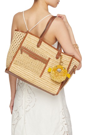 模特儿示范图 - 点击放大 - ANYA HINDMARCH - Blowfish Raffia Eco Leather Charm