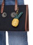 正面 -点击放大 - ANYA HINDMARCH - Woven Raffia Leather Pineapple Charm