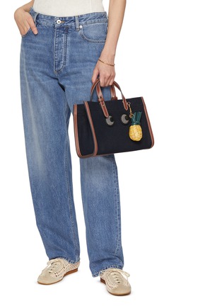 模特儿示范图 - 点击放大 - ANYA HINDMARCH - Woven Raffia Leather Pineapple Charm