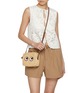 模特儿示范图 - 点击放大 - ANYA HINDMARCH - Eyes Natural Raffia Crossbody Bag