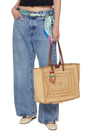 模特儿示范图 - 点击放大 - ANYA HINDMARCH - Sea Urchin Raffia Bag Charm