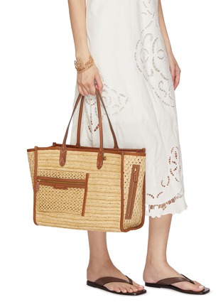 模特儿示范图 - 点击放大 - ANYA HINDMARCH - Raffia Eco Leather Pocket Tote